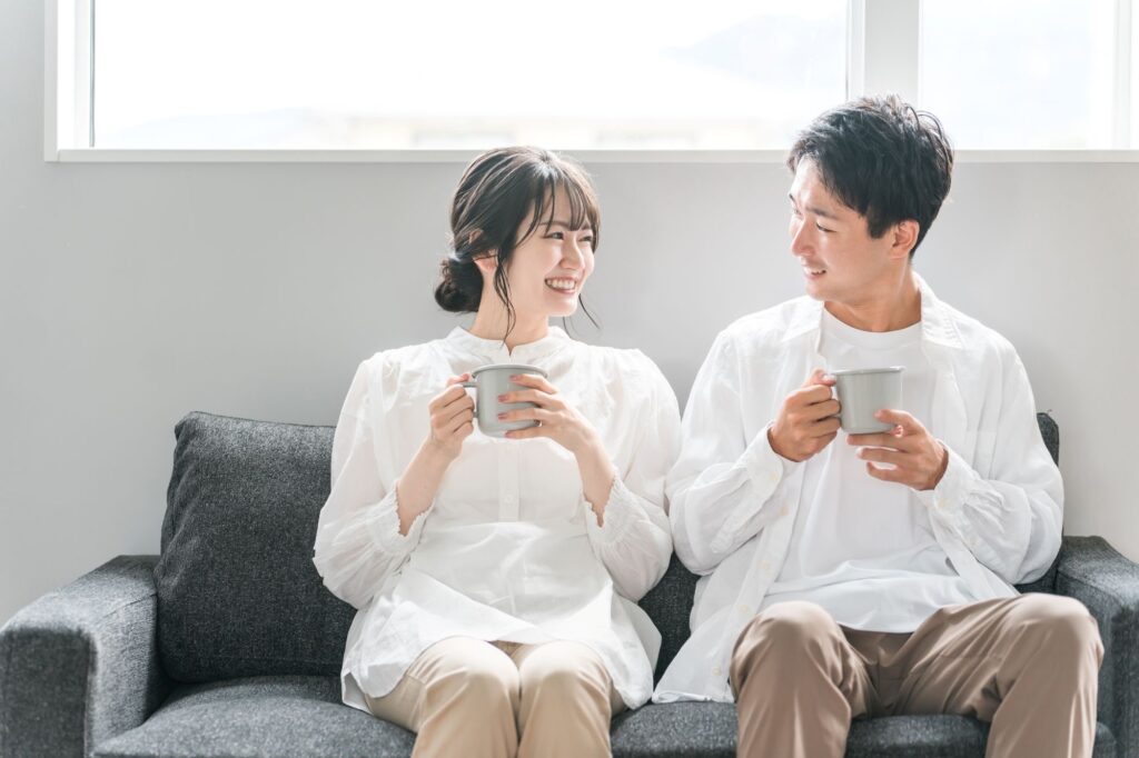 家に乾燥パセリを置く男